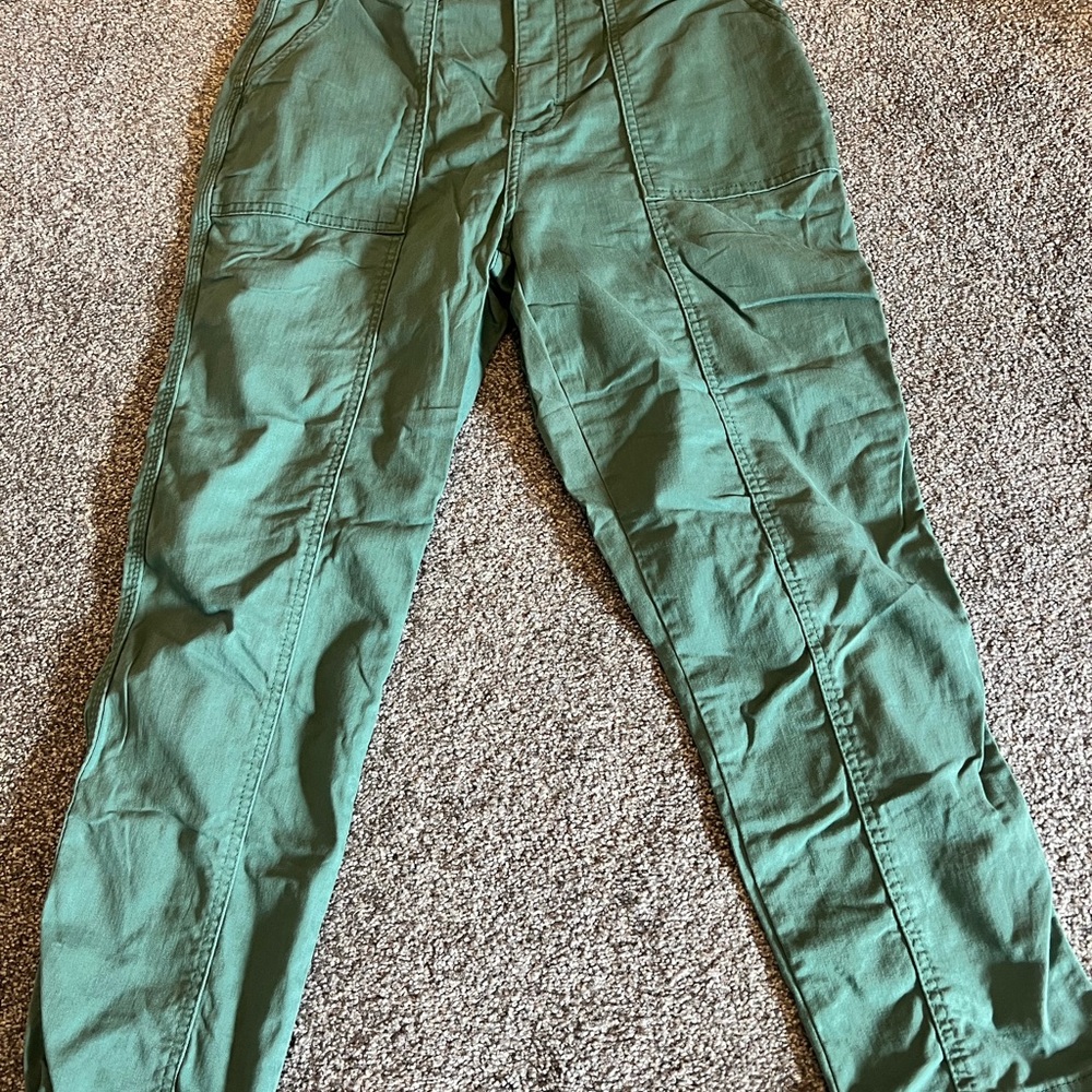 Adorable Lee Regular Fit Straight Leg High Rise Capri Pants.  Sage green.